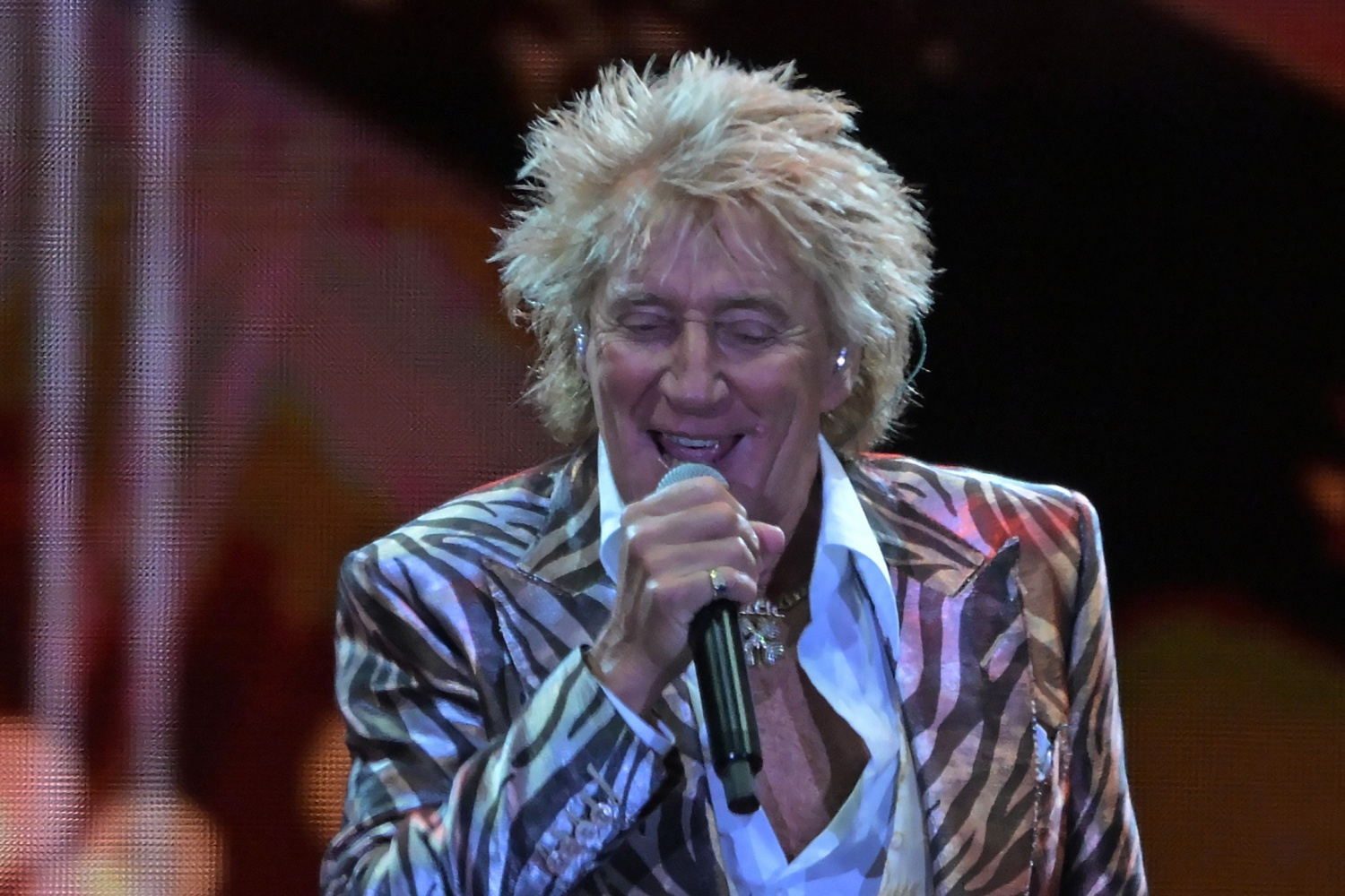 Rod Stewart has revealed playing Glastonbury would actually cost him money