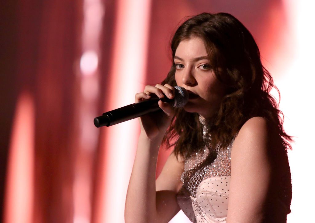 Lorde posted a selfie with black eyes after deleting her Instagram