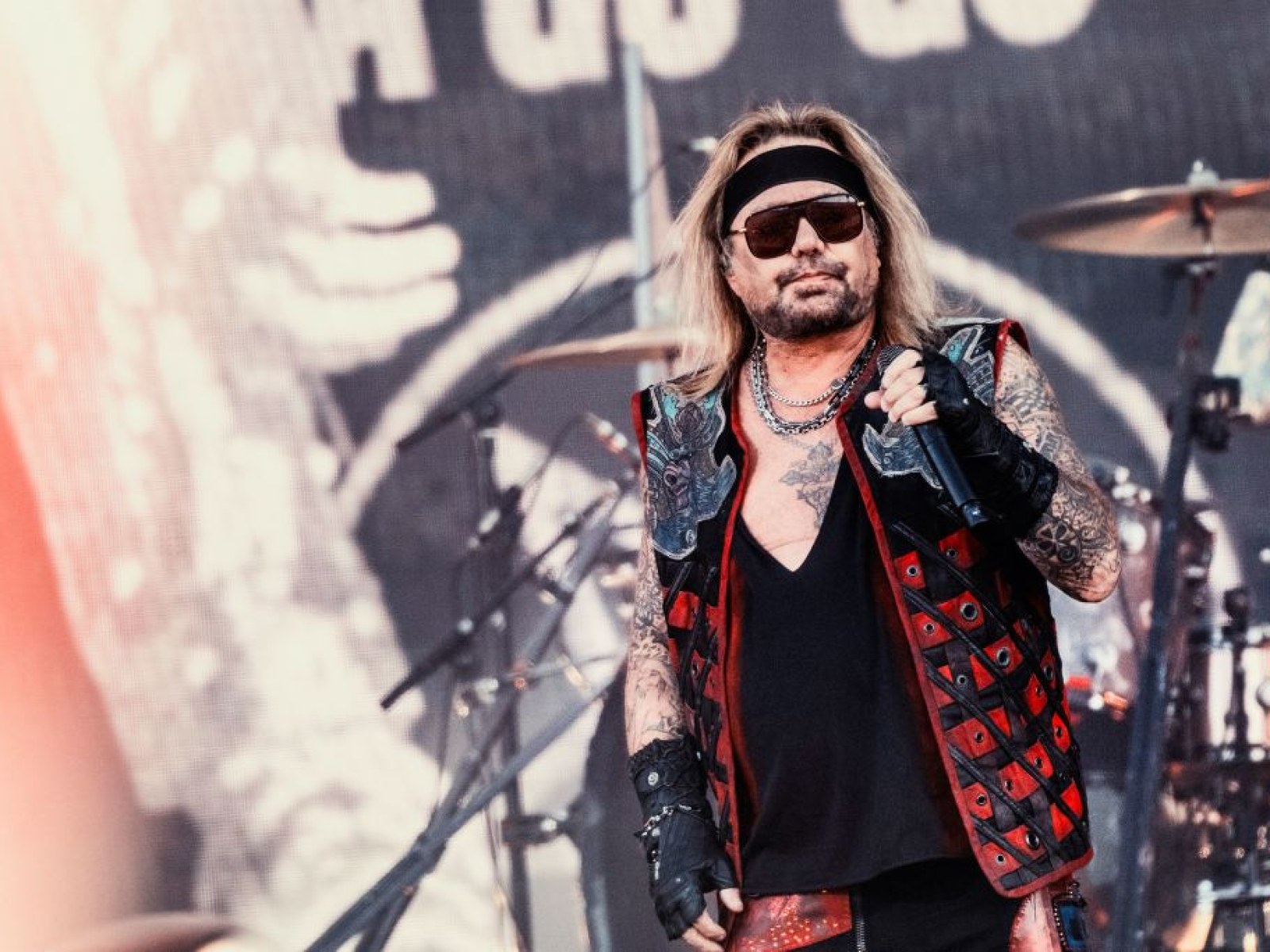 Mötley Crüe Singer Vince Neil's Plane Crashes In Arizona, Leaving One Dead