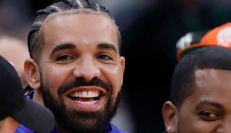 Drake attends a Houston Rockets game