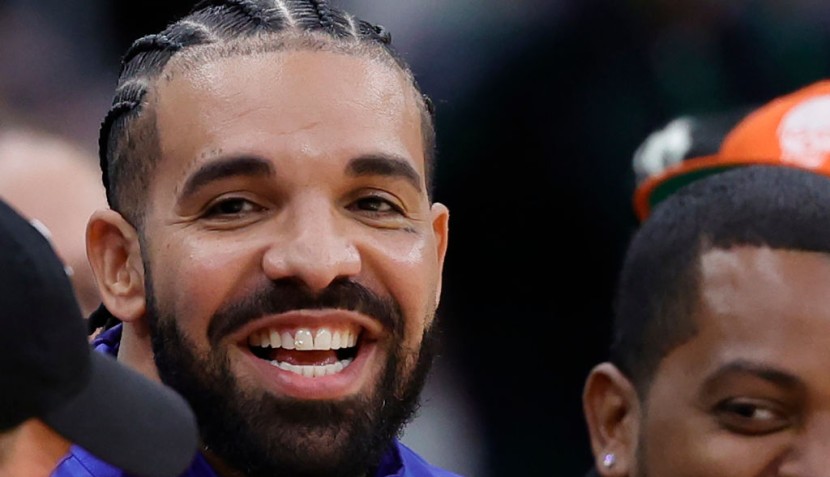 Drake attends a Houston Rockets game