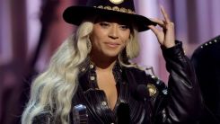 Beyoncé Tips Her Hat