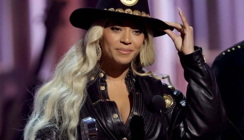 Beyoncé Tips Her Hat