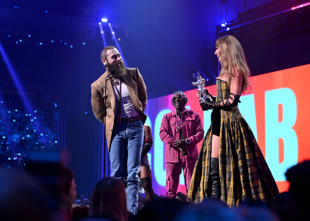 Taylor Swift wins first award of ‘Fortnight’ music night with Post Malone