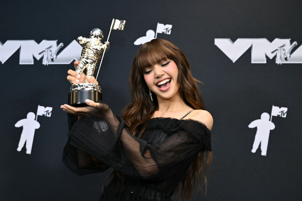 BLACKPINK’s Lisa faces backlash for alleged ‘obvious’ lip-syncing at VMAs