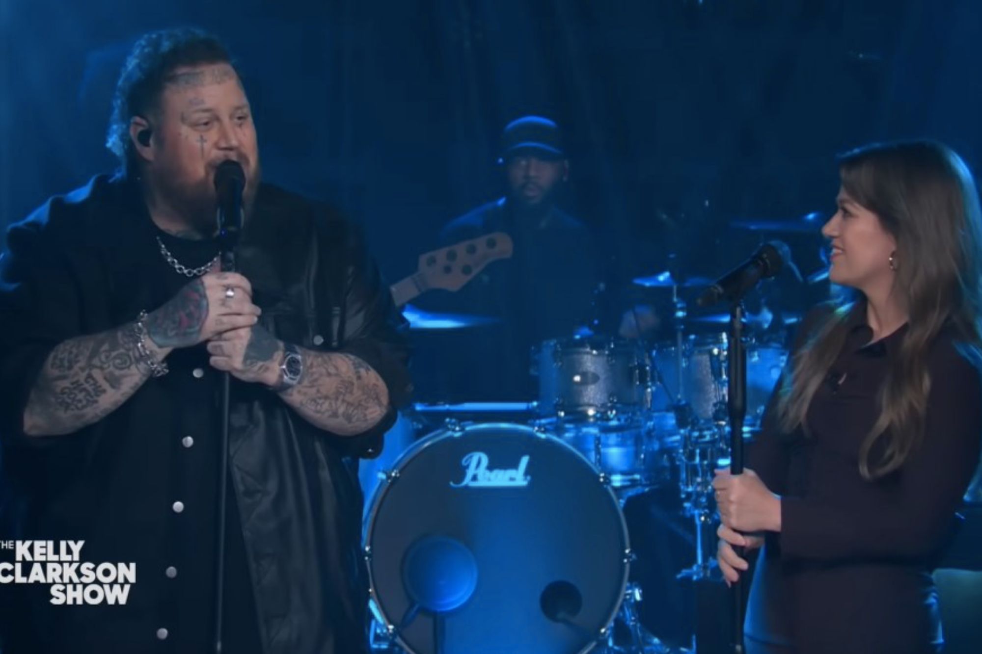 Jelly Roll and Kelly Clarkson deliver a soul-stirring performance of ‘I Am Not OK’