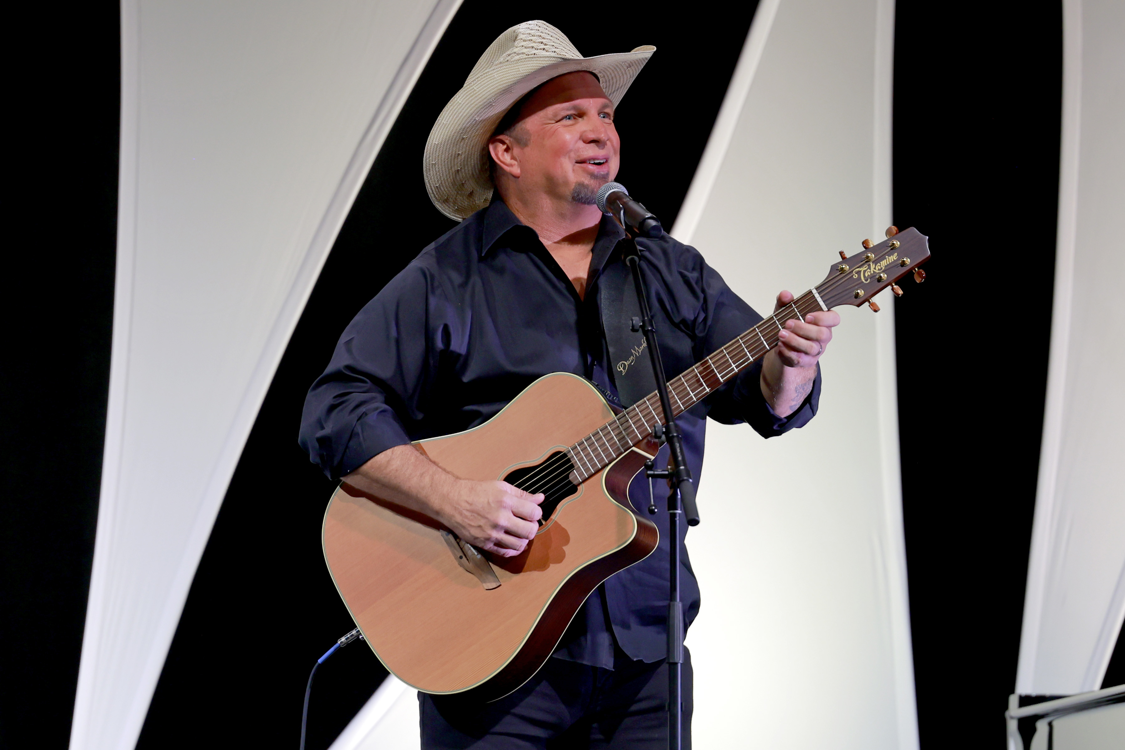 Garth Brooks sings through his legal wrangling on ‘Jimmy Kimmel Live!’