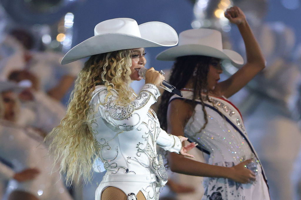 Beyoncé struggled with a wardrobe malfunction after her electrifying halftime performance