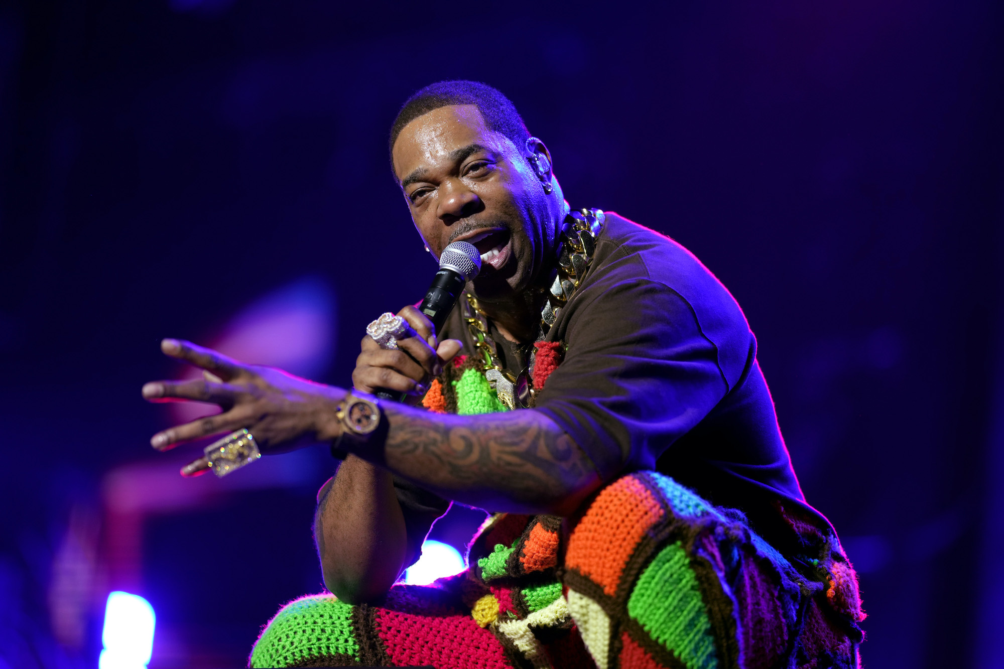 Busta Rhymes, 52 years old, shows off her impressive weight loss with a shirtless selfie