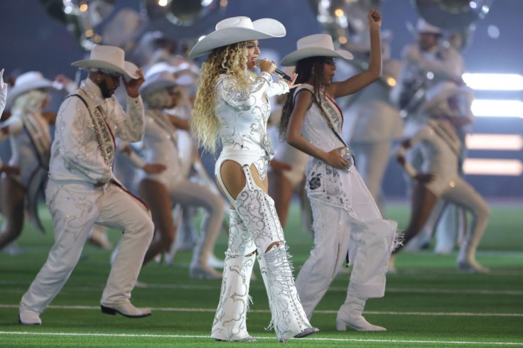 Beyoncé Nearly Falls Mid-Air as Flying Car Tilts in Houston