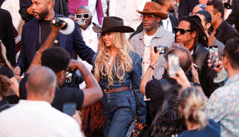 Beyoncé Laughs Off Onstage Mishap: 'Sittin’ Sidewayz' in Houston