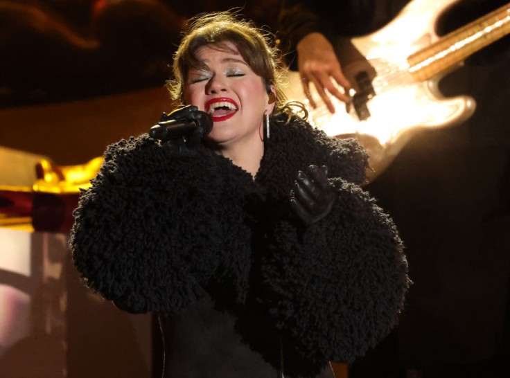 Kelly Clarkson’s Vegas Kickoff Cancelled Last-Minute as Singer Protects Her