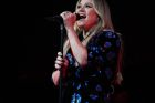 Video of Kelly Clarkson Breaking Down in Vegas Weeks Before