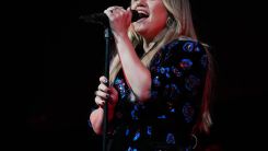 Video of Kelly Clarkson Breaking Down in Vegas Weeks Before