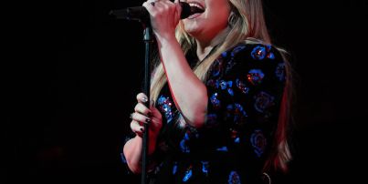 Video of Kelly Clarkson Breaking Down in Vegas Weeks Before