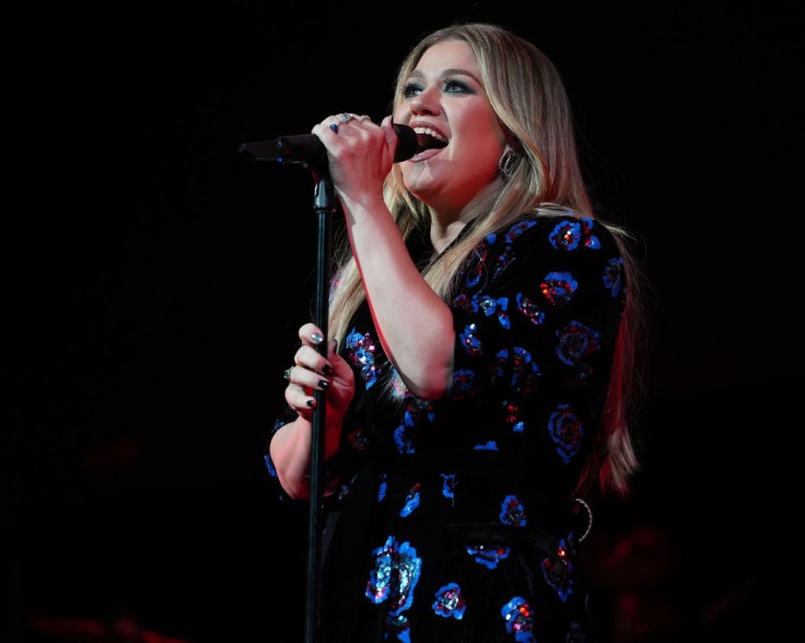 Video of Kelly Clarkson Breaking Down in Vegas Weeks Before