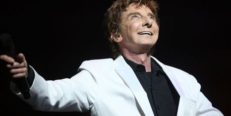 Barry Manilow Refuses to Say Goodbye, Announces New UK Farewell