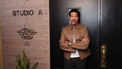 Lionel Richie Reveals Why Michael Jackson Was Nicknamed 'Smelly' by