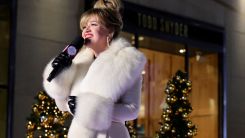 Kelly Clarkson Announces 2026 Vegas Shows in Emotional Return After