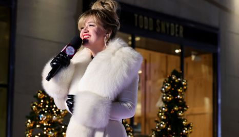 Kelly Clarkson Announces 2026 Vegas Shows in Emotional Return After