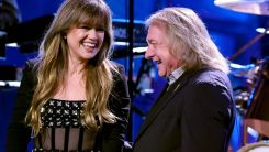 Kelly Clarkson Recalls Epic Response to Manager Who Told Her