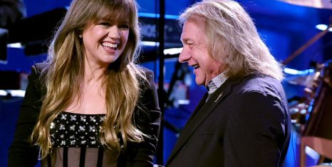 Kelly Clarkson Recalls Epic Response to Manager Who Told Her