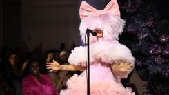 Sia Shows Her Face in Public for First Time in