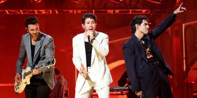Jonas Brothers React After Fan Reviews Job Résumé at Concert: