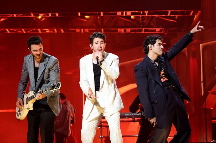 Jonas Brothers React After Fan Reviews Job Résumé at Concert: