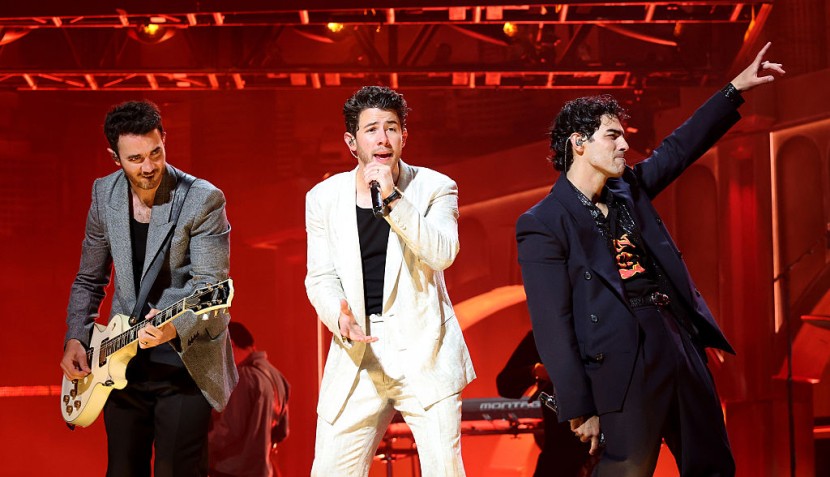 Jonas Brothers React After Fan Reviews Job Résumé at Concert: