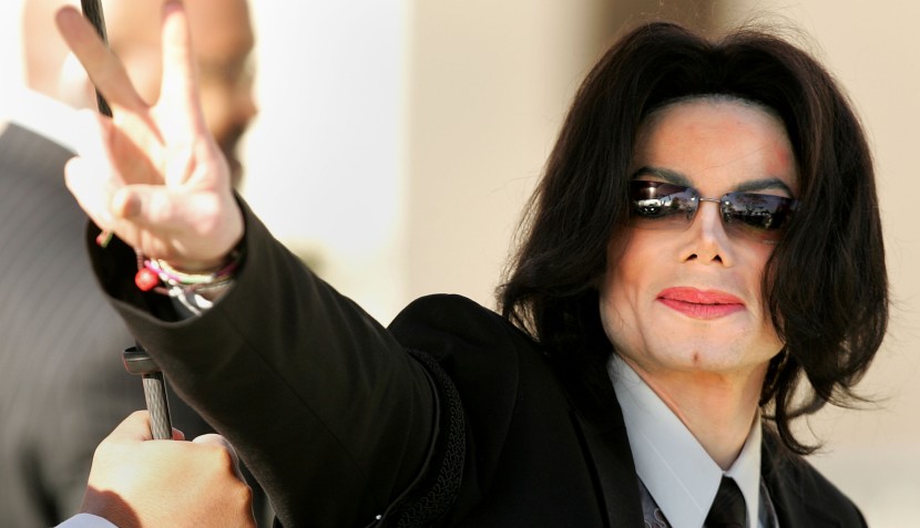 Singer Michael Jackson walks into the Santa Maria Superior Court