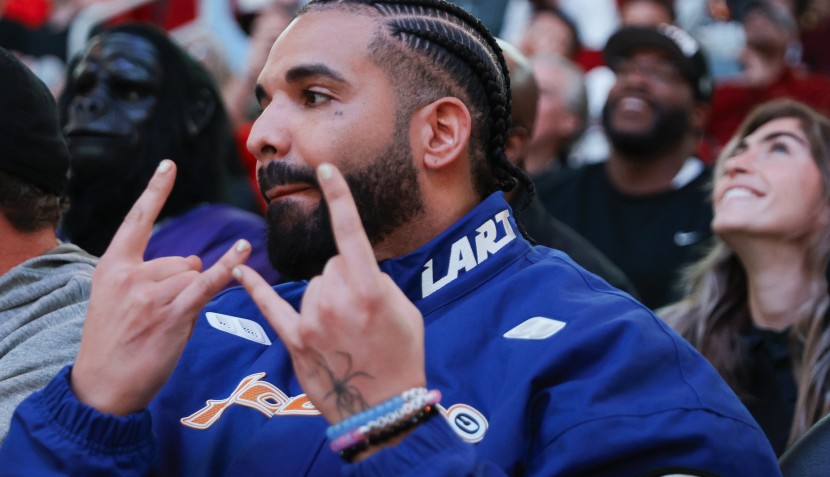 Drake attends a game between the Houston Rockets
