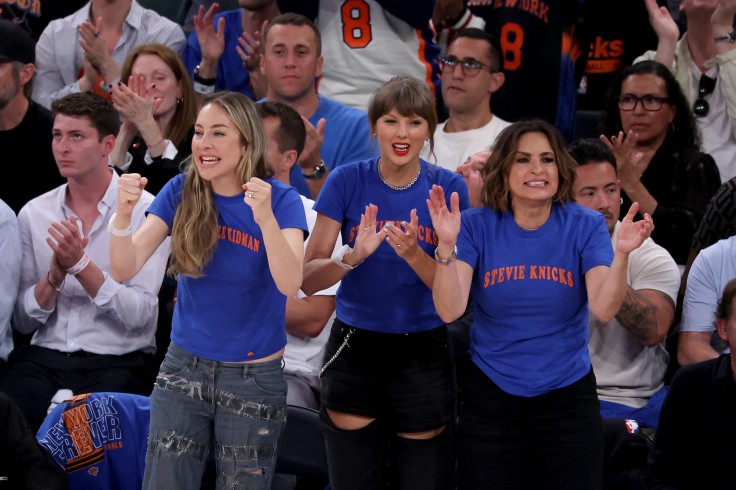 Este Haim, Taylor Swift, and Mariska Hargitay at Game 4
