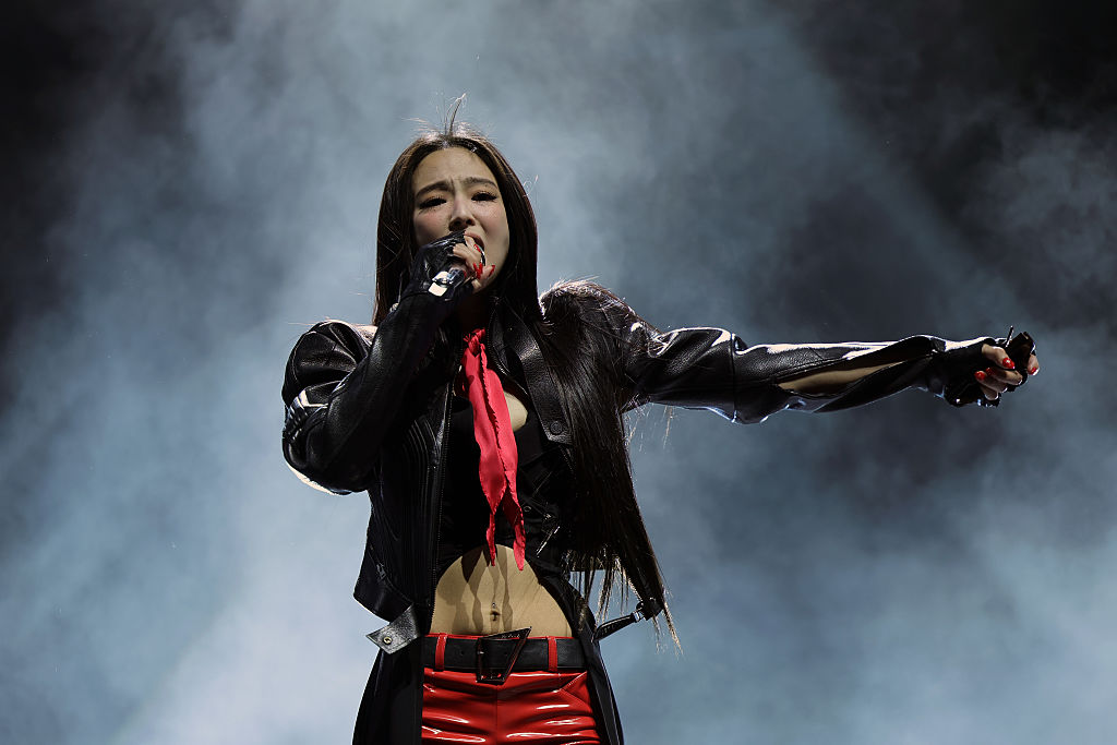 jennie-performs-outdoor-